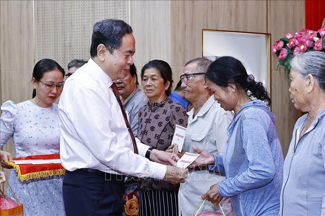 Chủ tịch Quốc hội Trần Thanh Mẫn tặng quà gia đình chính sách, công nhân, người lao động khó khăn tỉnh An Giang. Ảnh: Doãn Tấn - TTXVN