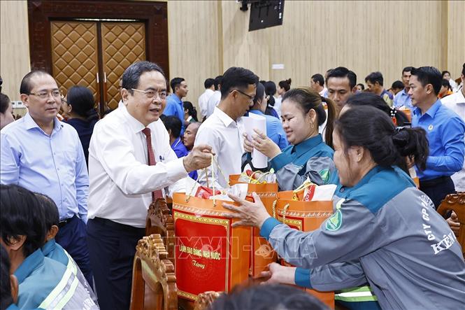 Chủ tịch Quốc hội Trần Thanh Mẫn tặng quà gia đình chính sách, công nhân, người lao động khó khăn tỉnh An Giang. Ảnh: Doãn Tấn - TTXVN
