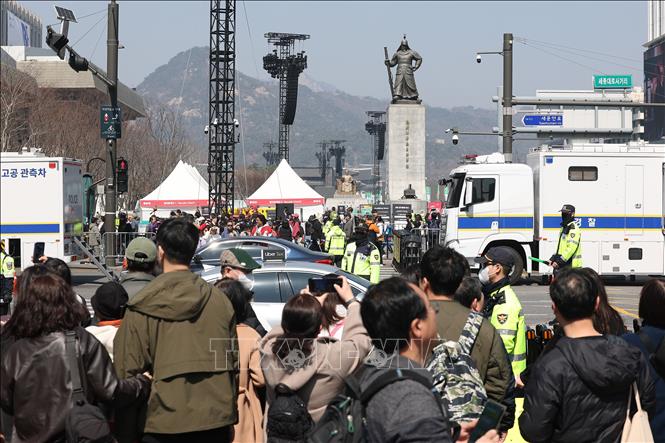 Người hâm mộ tại buổi biểu diễn của nhóm nhạc BTS ở Seoul, Hàn Quốc, ngày 21/3/2026. Ảnh: Yonhap/TTXVN