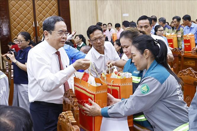 Chủ tịch Quốc hội Trần Thanh Mẫn tặng quà gia đình chính sách, công nhân, người lao động khó khăn tỉnh An Giang. Ảnh: Doãn Tấn - TTXVN