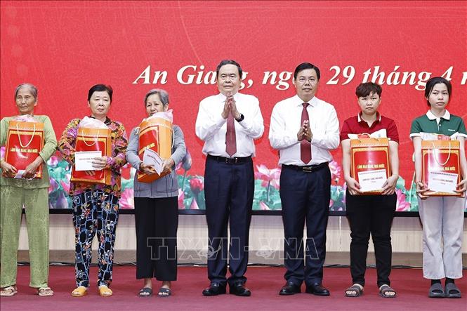 Chủ tịch Quốc hội Trần Thanh Mẫn tặng quà gia đình chính sách, công nhân, người lao động khó khăn tỉnh An Giang. Ảnh: Doãn Tấn - TTXVN