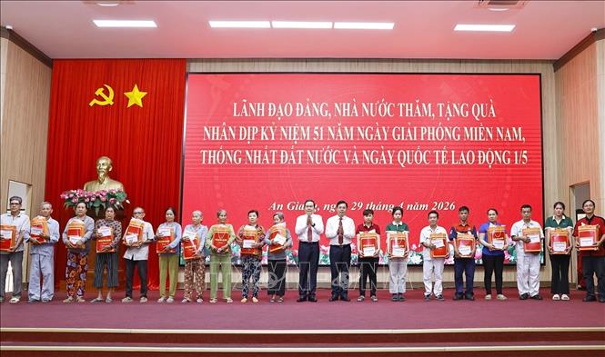 Chủ tịch Quốc hội Trần Thanh Mẫn tặng quà gia đình chính sách, công nhân, người lao động khó khăn tỉnh An Giang. Ảnh: Doãn Tấn - TTXVN