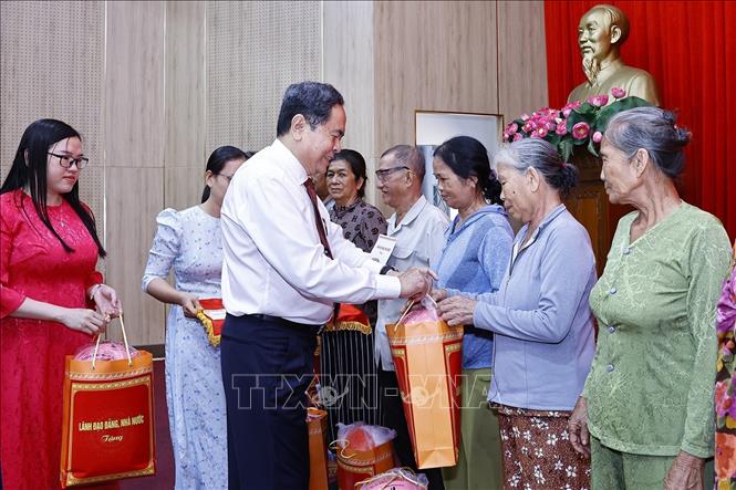 Chủ tịch Quốc hội Trần Thanh Mẫn tặng quà gia đình chính sách, công nhân, người lao động khó khăn tỉnh An Giang. Ảnh: Doãn Tấn - TTXVN