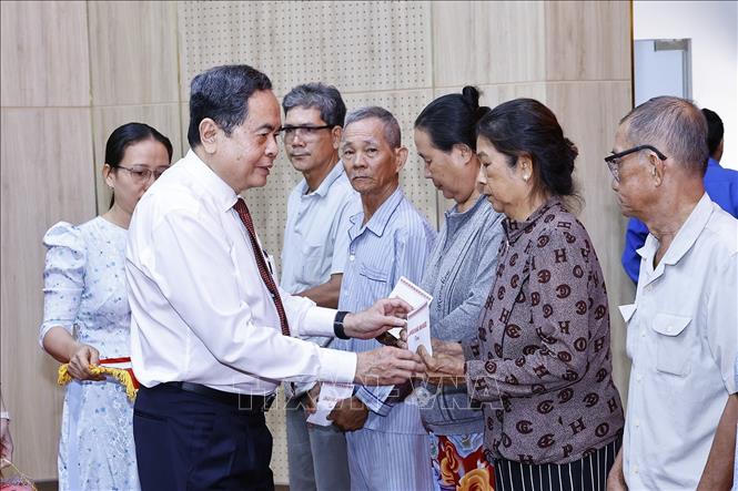 Chủ tịch Quốc hội Trần Thanh Mẫn tặng quà gia đình chính sách, công nhân, người lao động khó khăn tỉnh An Giang. Ảnh: Doãn Tấn - TTXVN