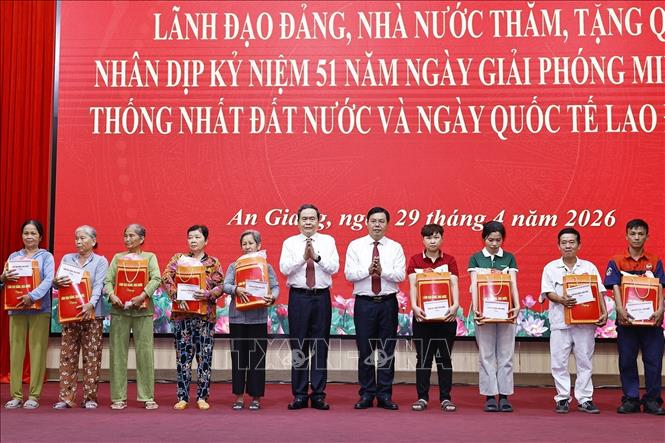 Chủ tịch Quốc hội Trần Thanh Mẫn tặng quà gia đình chính sách, công nhân, người lao động khó khăn tỉnh An Giang. Ảnh: Doãn Tấn - TTXVN