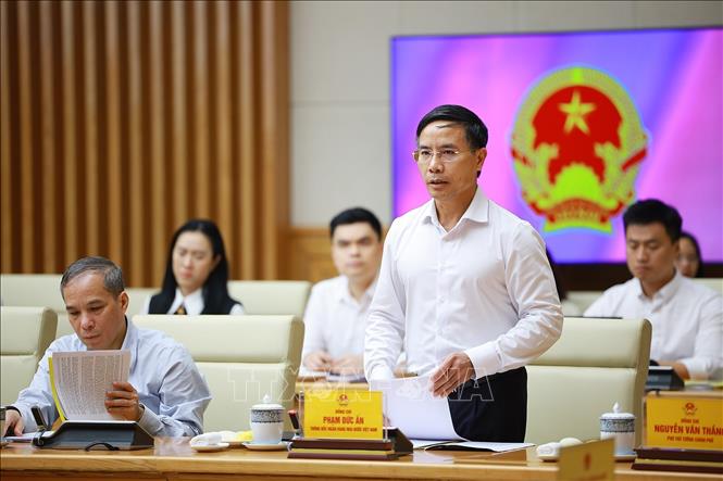 Thống đốc Ngân hàng Nhà nước Phạm Đức Ấn báo cáo tình hình hoạt động của ngành ngân hàng. Ảnh: Dương Giang – TTXVN 
