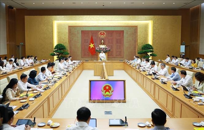 Thủ tướng Lê Minh Hưng làm việc với lãnh đạo Ngân hàng Nhà nước. Ảnh: Dương Giang – TTXVN