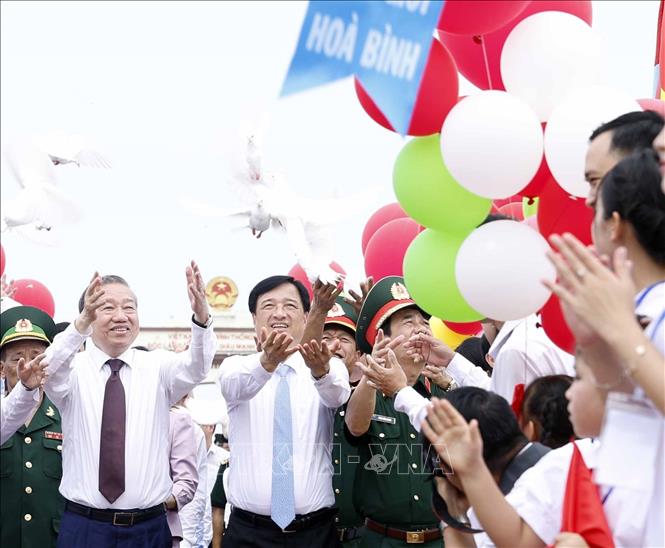 Tổng Bí thư, Chủ tịch nước Tô Lâm  và các đại biểu thả chim bồ câu trên cầu Hiền Lương. Ảnh: Thống Nhất – TTXVN