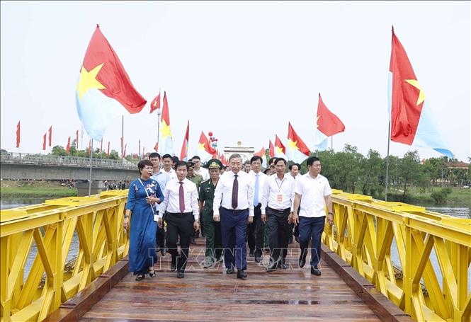 Tổng Bí thư, Chủ tịch nước Tô Lâm và các đại biểu trên di tích cầu Hiền Lương. Ảnh: Thống Nhất – TTXVN