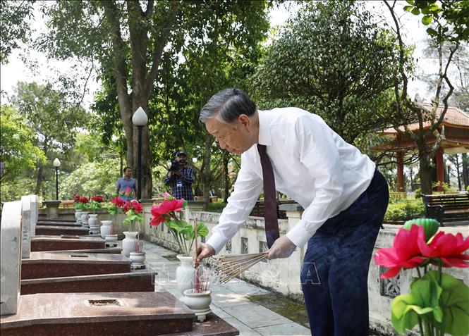 Tổng Bí thư, Chủ tịch nước Tô Lâm thắp hương trên phần mộ các Anh hùng, liệt sĩ. Ảnh: Thống Nhất – TTXVN