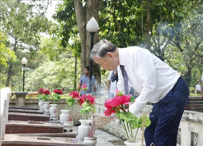 Tổng Bí thư, Chủ tịch nước Tô Lâm thắp hương trên phần mộ các Anh hùng, liệt sĩ. Ảnh: Thống Nhất – TTXVN