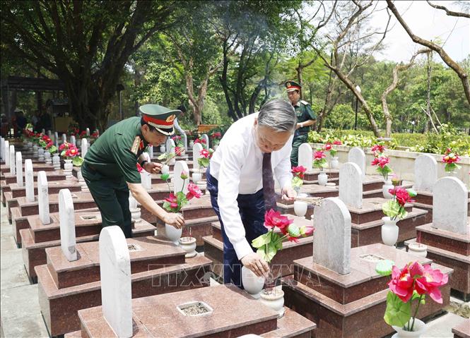 Tổng Bí thư, Chủ tịch nước Tô Lâm thắp hương trên phần mộ các Anh hùng, liệt sĩ. Ảnh: Thống Nhất – TTXVN