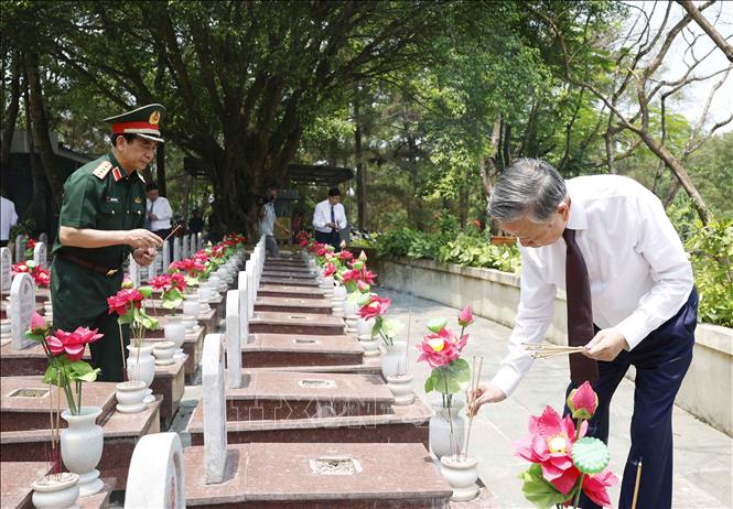 Tổng Bí thư, Chủ tịch nước Tô Lâm thắp hương trên phần mộ các Anh hùng, liệt sĩ. Ảnh: Thống Nhất – TTXVN