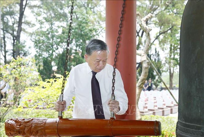 Tổng Bí thư, Chủ tịch nước Tô Lâm thỉnh chuông tại Nghĩa trang liệt sĩ Quốc gia Trường Sơn. Ảnh: Thống Nhất – TTXVN