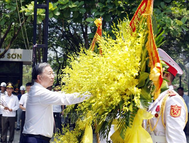 Tổng Bí thư, Chủ tịch nước Tô Lâm dâng hoa tại Nghĩa trang liệt sĩ Quốc gia Trường Sơn. Ảnh: Thống Nhất – TTXVN