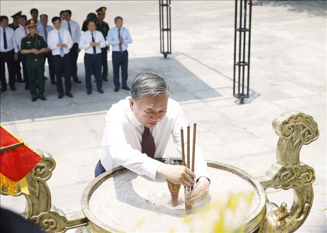 Tổng Bí thư, Chủ tịch nước Tô Lâm dâng hương tại Nghĩa trang liệt sĩ Quốc gia Trường Sơn. Ảnh: Thống Nhất – TTXVN