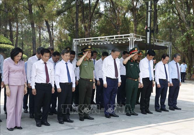 Tổng Bí thư, Chủ tịch nước Tô Lâm và đoàn công tác Trung ương tưởng niệm tại Nghĩa trang liệt sĩ Quốc gia Trường Sơn. Ảnh: Thống Nhất – TTXVN