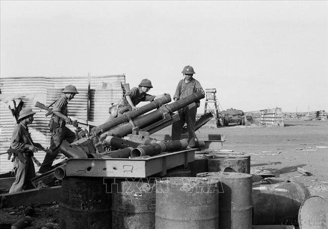  Tại mặt trận Biên Hòa, quân ta thu được nhiều súng ống, vũ khí của địch. Ảnh: Hứa Kiểm - TTXVN