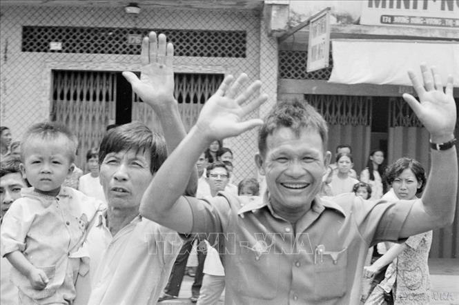  Nhân dân Biên Hòa đón mừng quân giải phóng. Ảnh: Lâm Hồng Long - TTXVN