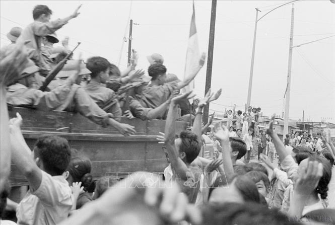  Nhân dân Biên Hòa đón mừng quân giải phóng. Ảnh: Mai Hưởng - TTXVN