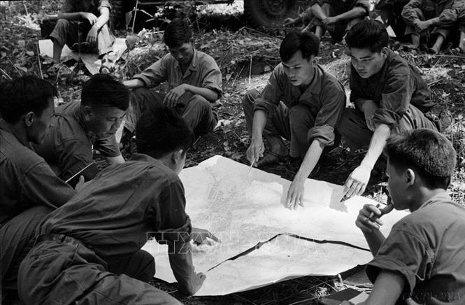  Ban Chỉ huy Trung đoàn 3, đoàn Khe Sanh chuẩn bị phương án tác chiến trong rừng cao su Biên Hòa. Ảnh: Quang Thành - TTXVN