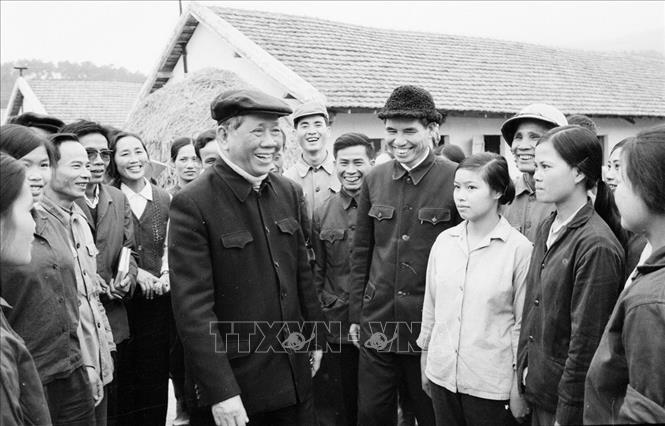 Tổng Bí thư Lê Duẩn nói chuyện với cán bộ, công nhân Xí nghiệp Chăn nuôi Đồng Nai (1/1980). Ảnh: Tư liệu TTXVN