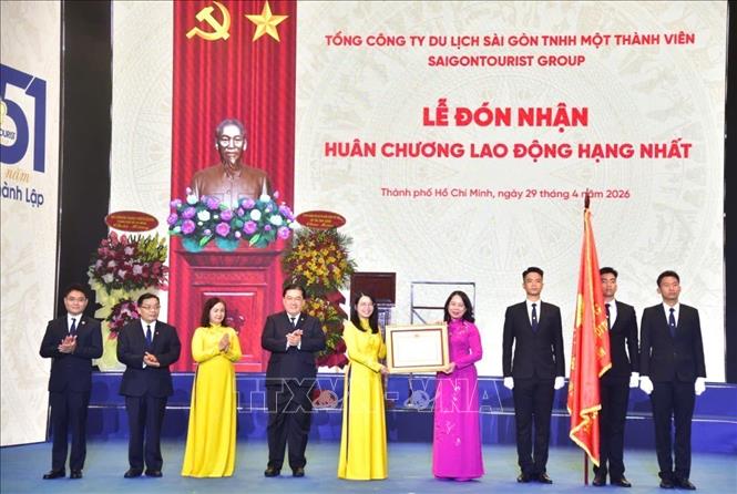 Phó Chủ tịch nước Võ Thị Ánh Xuân trao Huân chương Lao động hạng Nhất cho đại diện Ban lãnh đạo Saigontourist Group. Ảnh: Mỹ Phương – TTXVN