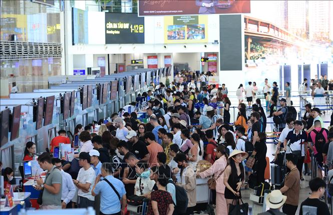 Hàng nghìn người xếp hàng chờ làm thủ tục tại nhà ga nội địa T1 trong sáng 29/4, ngày làm việc cuối cùng dịp nghỉ lễ 30/4 - 1/5 kéo dài 4 ngày. Ảnh: Quốc Khánh - TTXVN