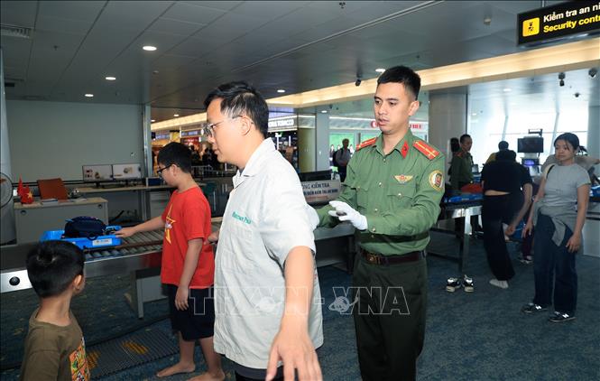 Lực lượng an ninh hàng không kiểm tra hành khách trước khi vào khu vực chờ ra cửa lên máy bay. Ảnh: Quốc Khánh - TTXVN