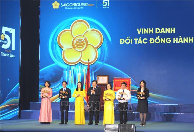 Saigontourist Group vinh danh đối tác đồng hành tại sự kiện. Ảnh: Mỹ Phương - TTXVN