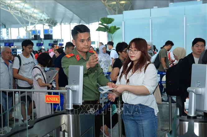 Lực lượng an ninh hàng không kiểm tra giấy tờ thộng tin cá nhân hành khách trước khi vào khu vực chờ ra cửa lên máy bay. Ảnh: Quốc Khánh - TTXVN