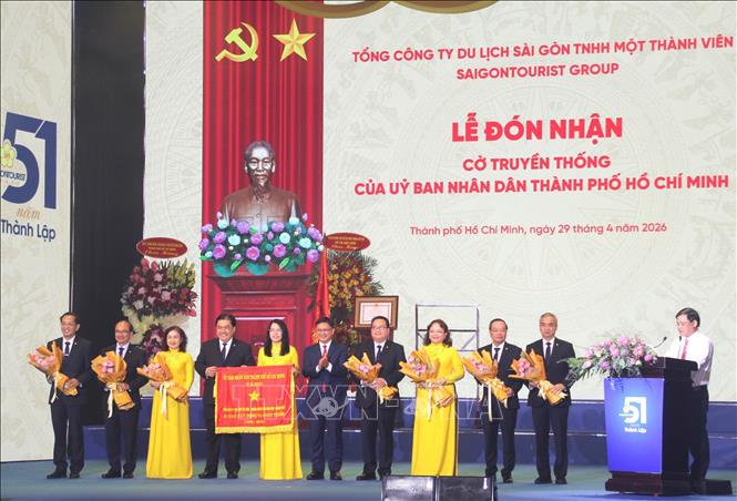 Saigontourist Group đón nhận Cờ truyền thống của Ủy ban nhân dân Thành phố Hồ Chí Minh. Ảnh: Mỹ Phương – TTXVN