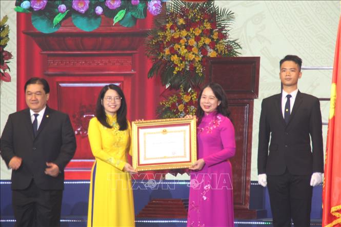 Phó Chủ tịch nước Võ Thị Ánh Xuân trao Huân chương Lao động hạng Nhất cho đại diện Ban lãnh đạo Saigontourist Group. Ảnh: Mỹ Phương - TTXVN