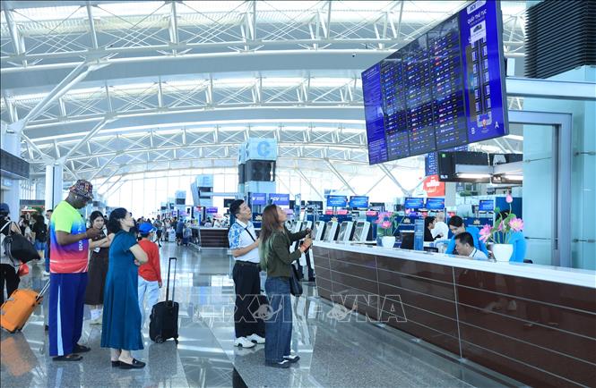 Du khách quốc tế tìm kiếm thông tin nối chuyến đội địa đến các địa danh du lịch nổi tiếng của Việt Nam trong dịp nghỉ lễ 30/4-1/5. Ảnh: Quốc Khánh - TTXVN