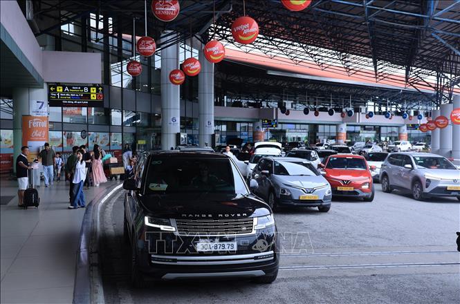 Do sân bay đang áp dụng kiểm soát an ninh hàng không cấp độ 1, hành khách được khuyến cáo đến sớm từ 2 - 3 tiếng để tránh nguy cơ chậm chuyến. Ảnh: Quốc Khánh - TTXVN