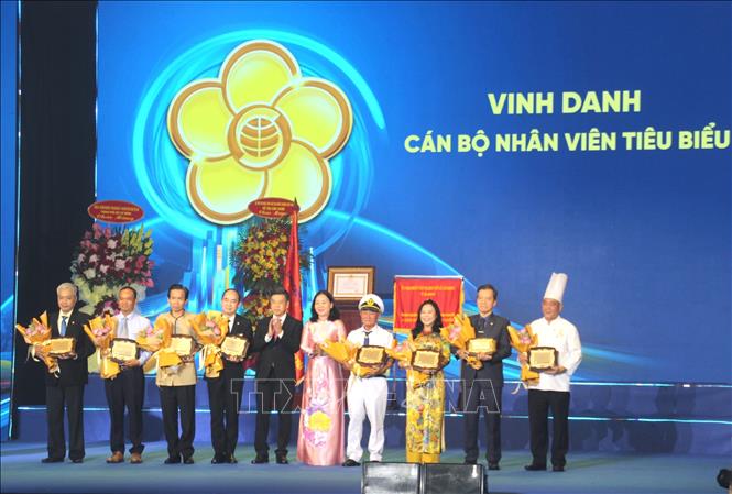 Saigontourist Group vinh danh các bộ nhân viên tiêu biểu tại sự kiện. Ảnh: Mỹ Phương – TTXVN