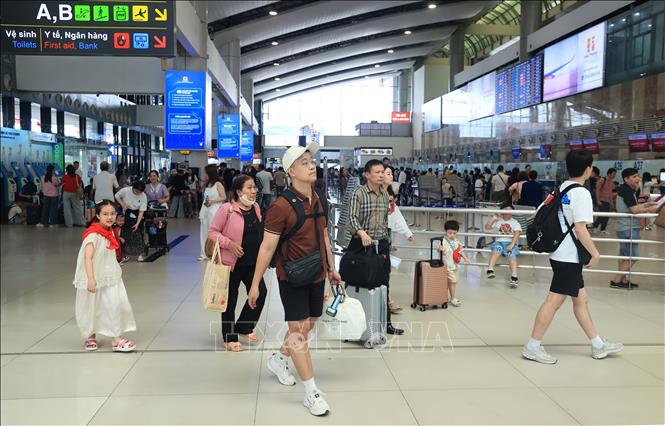 Người dân đến làm thủ tục tại nhà ga T1, sân bay quốc tế Nội Bài sáng 29/4. Ảnh: Quốc Khánh - TTXVN