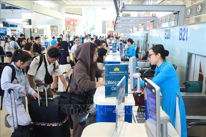 Hành khách làm thủ tục chuyến bay tại Cảng Hàng không quốc tế Nội Bài sáng 29/4. Ảnh: Quốc Khánh - TTXVN
