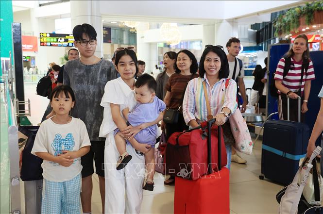 Người dân đến làm thủ tục tại nhà ga T1, sân bay quốc tế Nội Bài sáng 29/4. Ảnh: Quốc Khánh - TTXVN