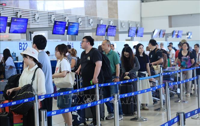 Người dân xếp hàng chờ làm thủ tục tại nhà ga nội địa sáng 29/4. Ảnh Quốc Khánh - TTXVN