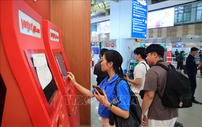 Người dân làm thủ tục 