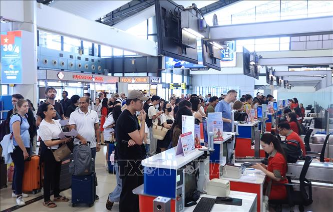 Người đân chờ làm thủ tục đi du lịch cùng gia đình dịp nghỉ lễ 30/4-1/5 tại nhà ga nội địa sân bay Nội Bài trong buổi sáng 29/4. Ảnh: Quốc Khánh - TTXVN