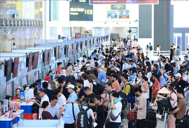 Sân bay quốc tế Nội Bài đông nghịt người làm thủ tục trong buổi sáng 29/4. Ảnh: Quốc Khánh - TTXVN