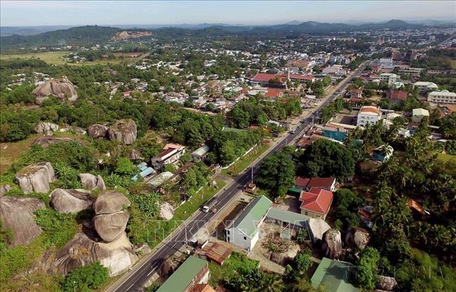Khu di tích “Đá Ba Chồng” và một góc khu trung tâm huyện Định Quán, tỉnh Đồng Nai. Ảnh: An Hiếu - TTXVN