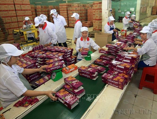 Đóng gói sản phẩm bánh quy tại Công ty Cổ phần Bánh kẹo Biên Hòa (Đồng Nai). Ảnh: Vũ Sinh - TTXVN