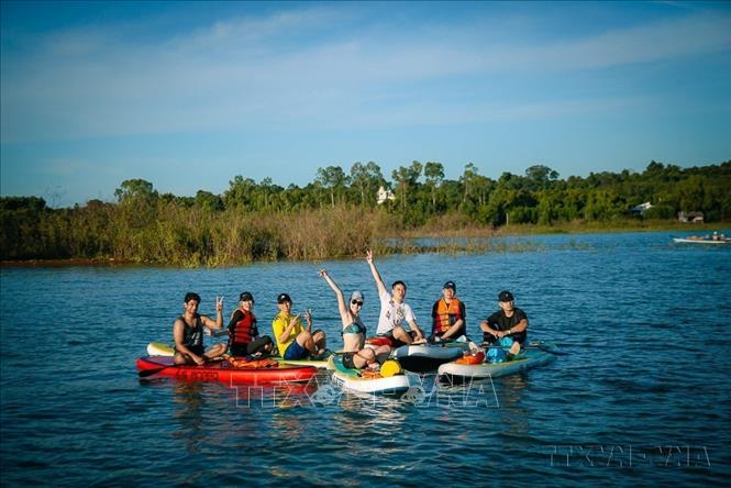 Du khách trải nghiệm du lịch sinh thái với thuyền kayak trên hồ Trị An, huyện Vĩnh Cửu, tỉnh Đồng Nai (2023). Ảnh: Hồng Đạt - TTXVN