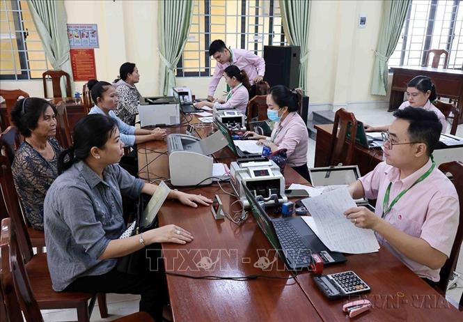 Một buổi giao dịch cho vay tại điểm giao dịch xã Tân Bình, huyện Vĩnh Cửu, tỉnh Đồng Nai. Ảnh: Trần Việt - TTXVN