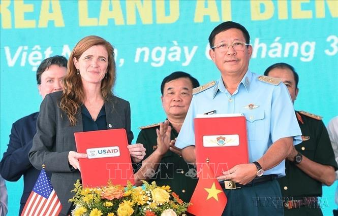 Ngày 7/3/2023, Bộ Quốc phòng Việt Nam phối hợp cùng Cơ quan Phát triển Quốc tế Hoa Kỳ (USAID) tổ chức Lễ bàn giao hoàn trả gần 3 ha mặt bằng đã xử lý dioxin khu vực Tây – Nam sân bay Biên Hòa (Đồng Nai). Ảnh: Công Phong-TTXVN
