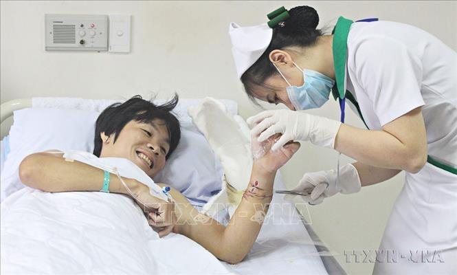 Bệnh viện Quốc Tế Hoàn Mỹ (Đồng Nai) phẫu thuật thành công nối cẳng tay trái gần đứt gần lìa của Anh N.K.C (12/10/2017). Ảnh: Lê Xuân-TTXVN