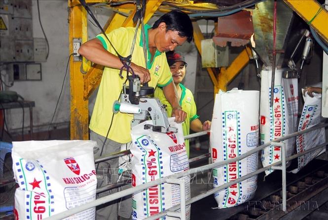 Sản xuất phân bón tại Nhà máy sản xuất phân bón của Tập đoàn Con Cò Vàng Hi-Tech trong Khu công nghiệp Gò Dầu, huyện Long Thành, tỉnh Đồng Nai (10/09/2017). Ảnh: Mạnh Linh-TTXVN